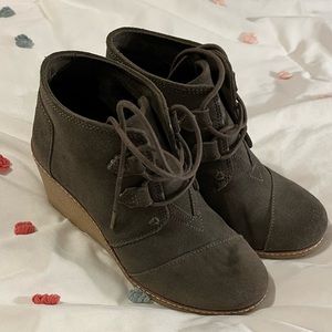 Toms Women's 6.5 Kala Suede Wedge Ankle Lace Up Boots Dark Army Green